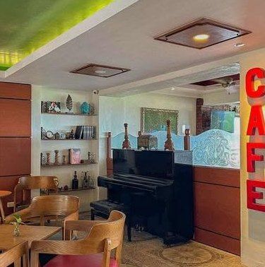 Caf&eacute; Cristina Boso-Boso dining room with piano